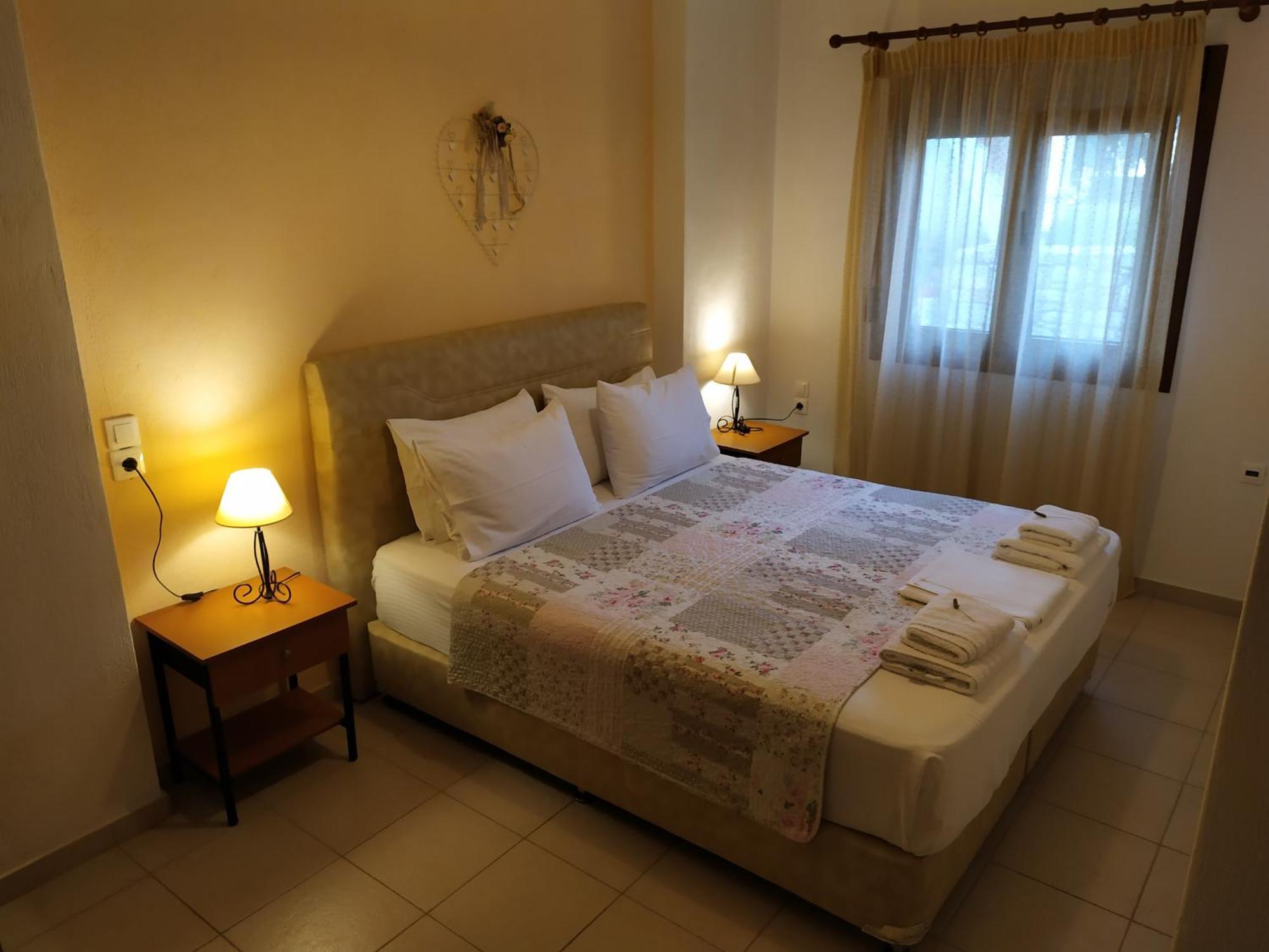 Remvi Apartments Skopelos Town Room photo